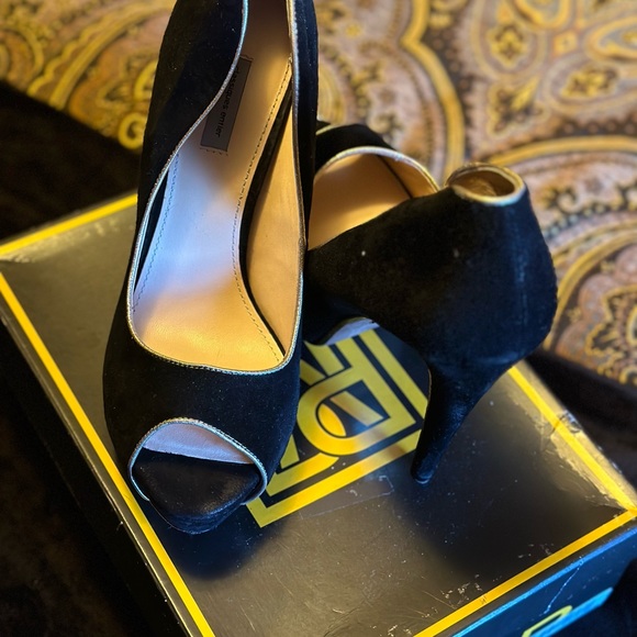 Suede peep toe pumps with gold trim. - Picture 7 of 7